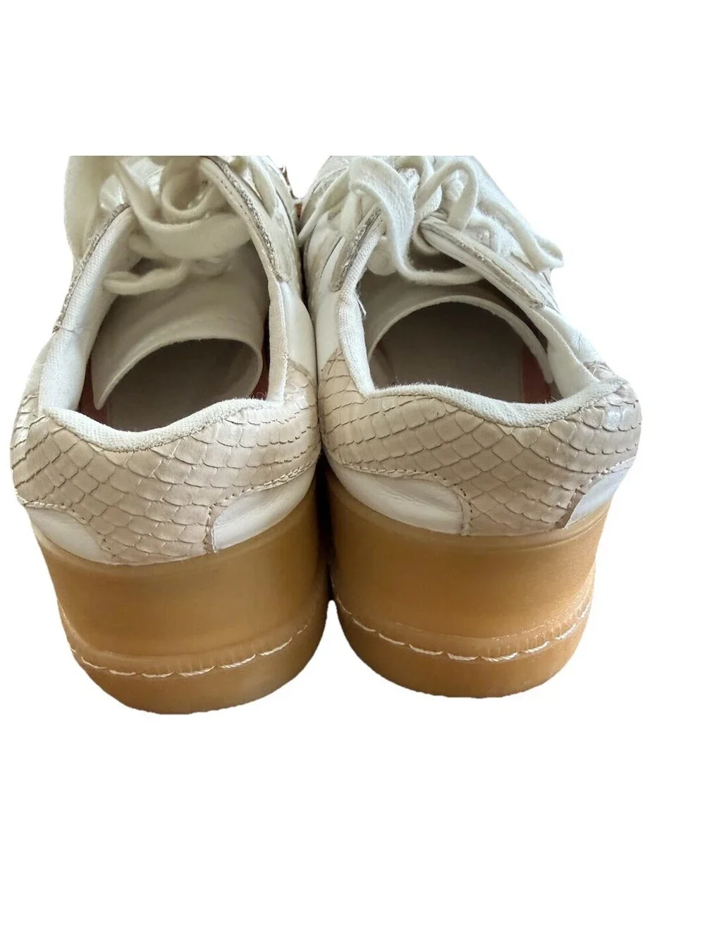 Mia Sneaker Women’s Size 7 Cream Tan Suede